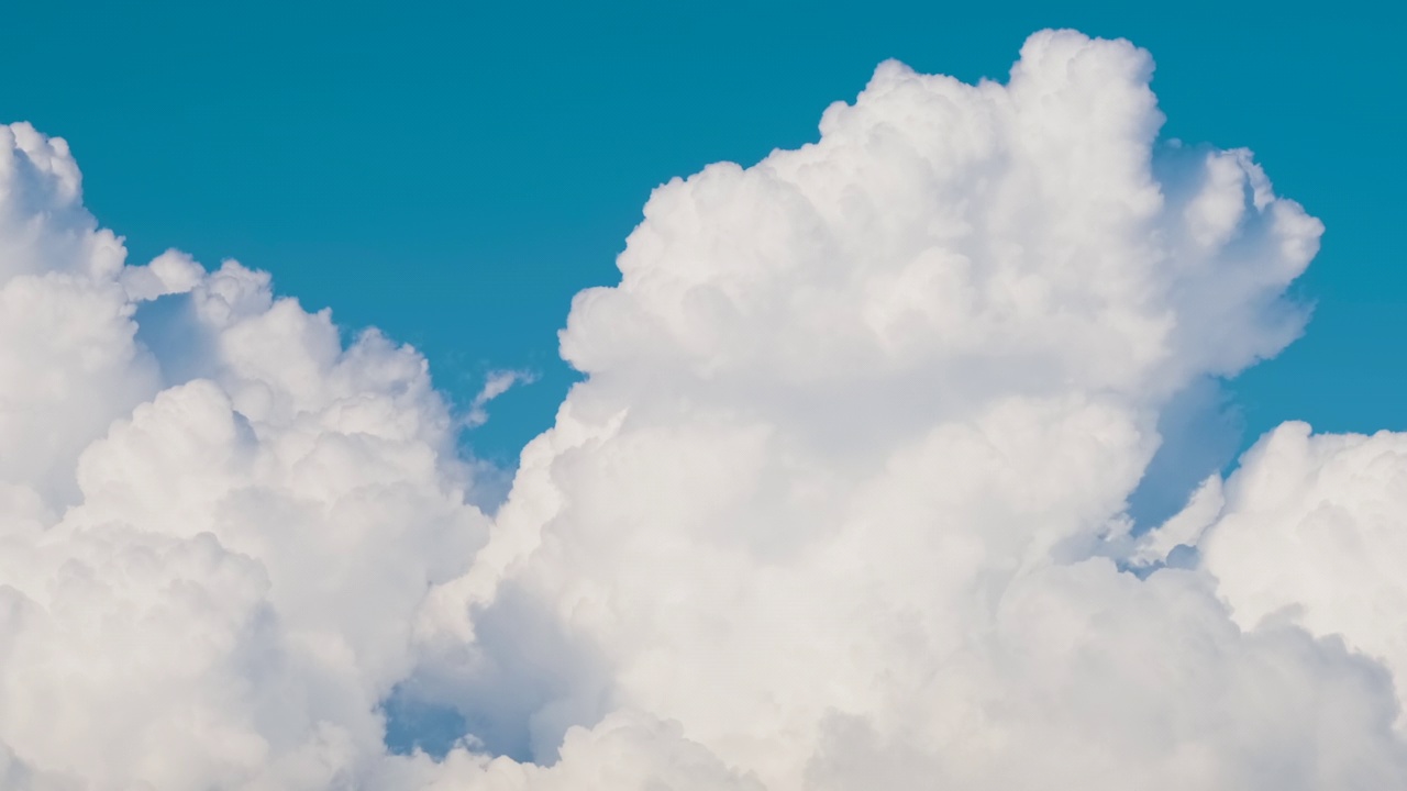 在夏天的蓝天上形成的白色蓬松的积云的时间推移。移动和变化的云景天气视频素材