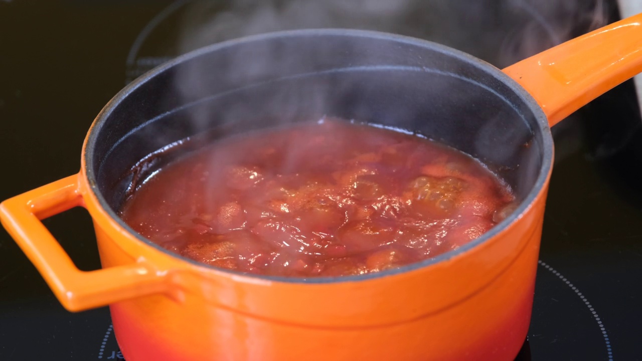 用浓番茄酱煮豆子，近距离，ib01视频下载