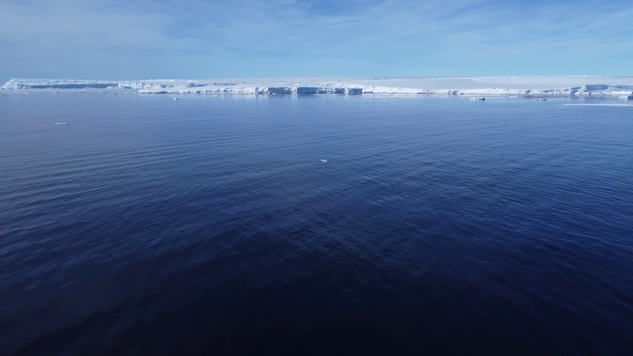 冰冻的南极。沙漠白色的土地冰雪无人驾驶飞机拍摄。视频素材