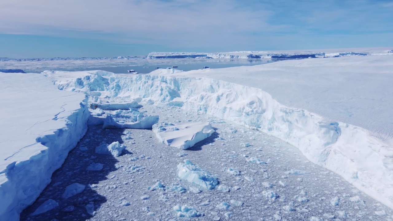 冰冻的南极。沙漠白色的土地冰雪无人驾驶飞机拍摄。视频下载