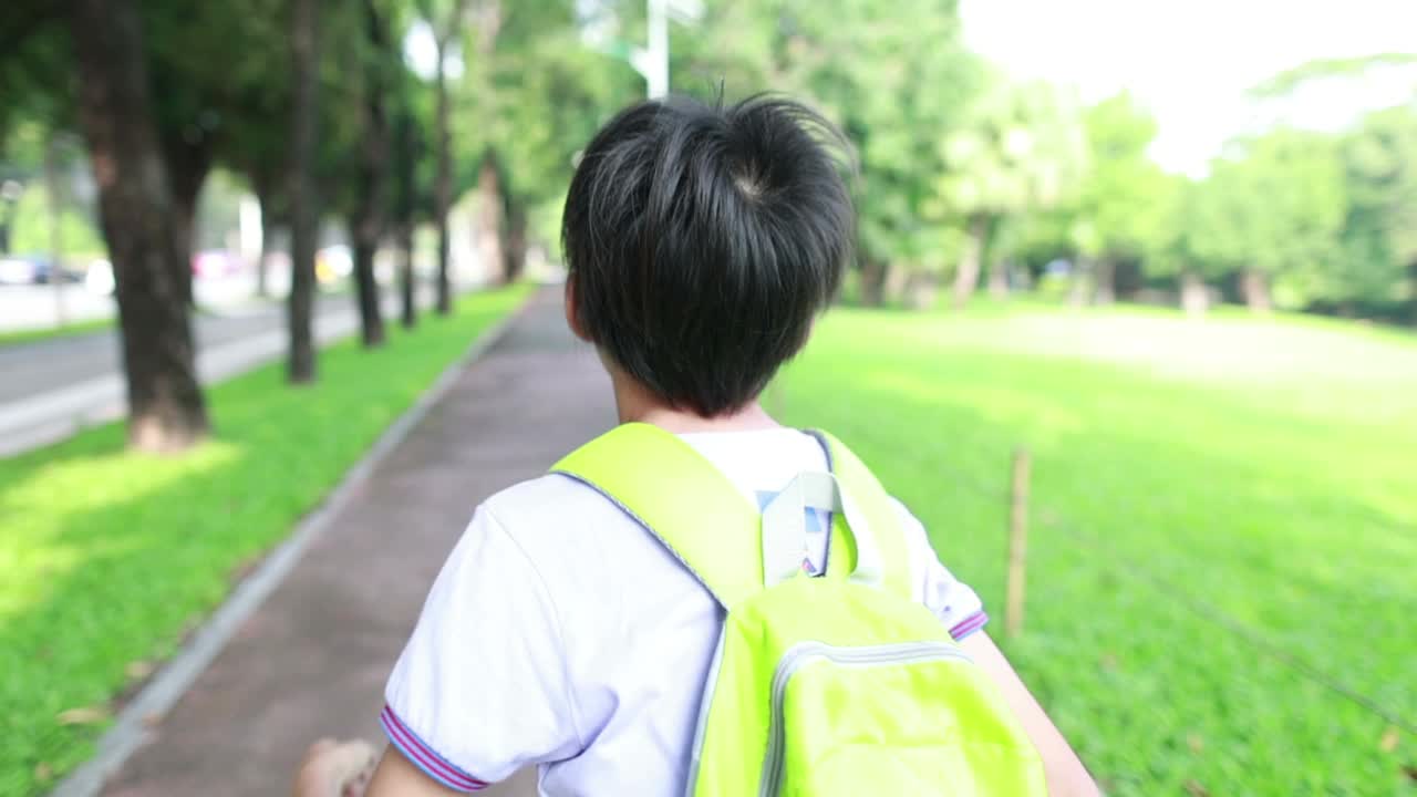男生背着双肩包上学视频下载