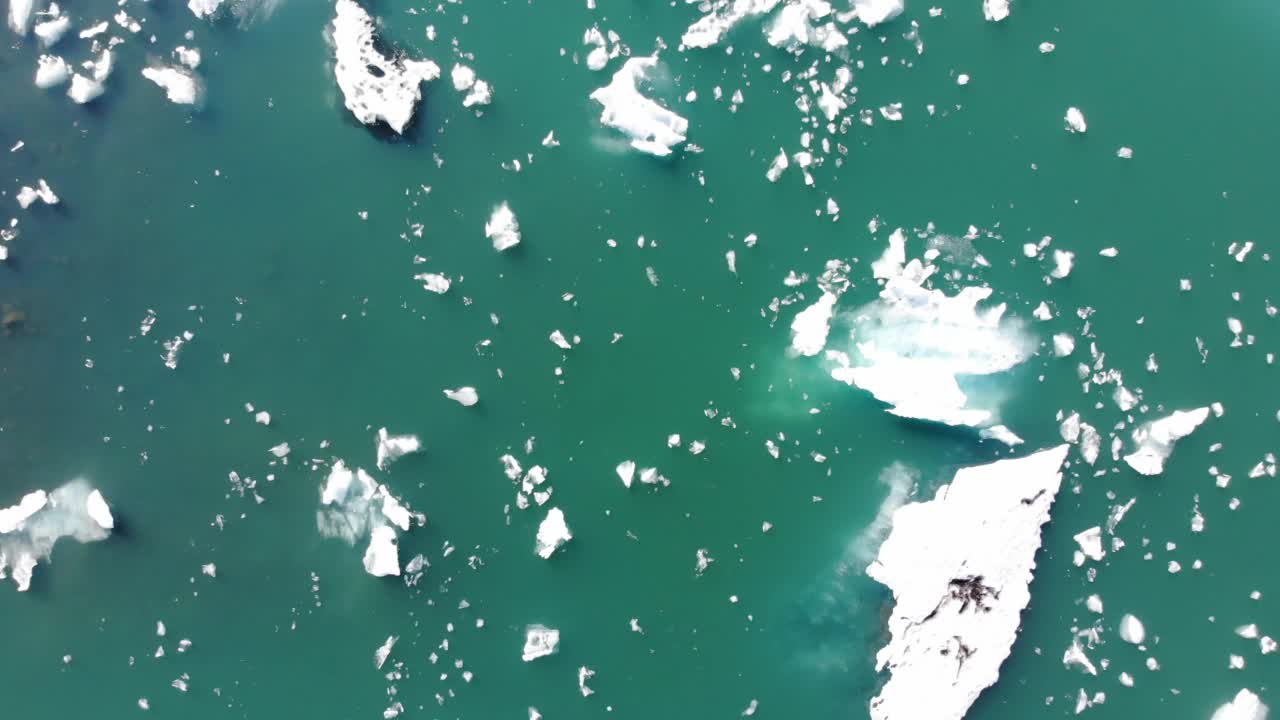 冰岛Jokulsarlon冰川泻湖的冰山的无人机视图视频下载