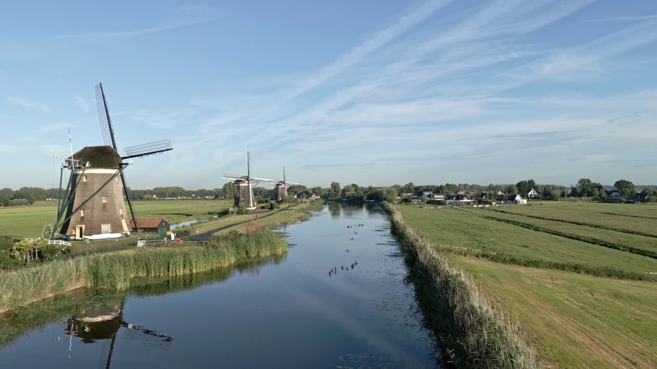 荷兰日出时的传统荷兰风车视频素材