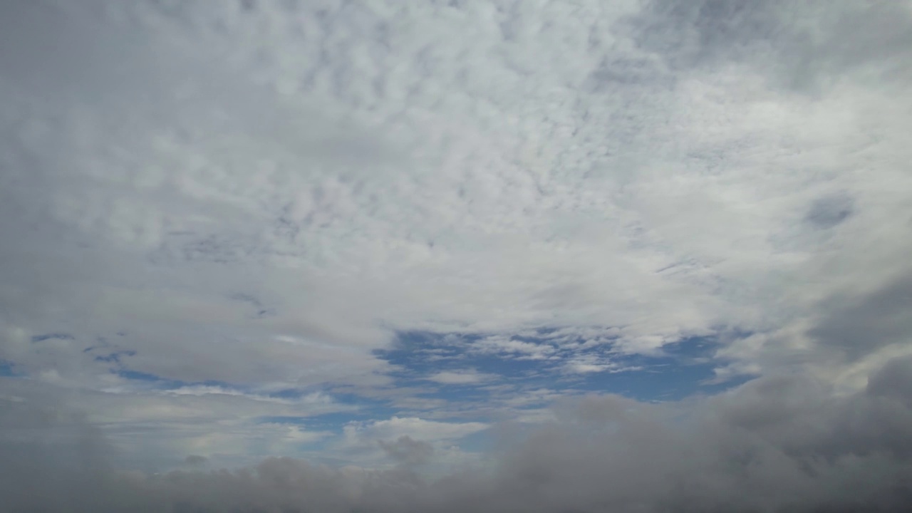 下午英国小镇上空快速移动的云视频素材