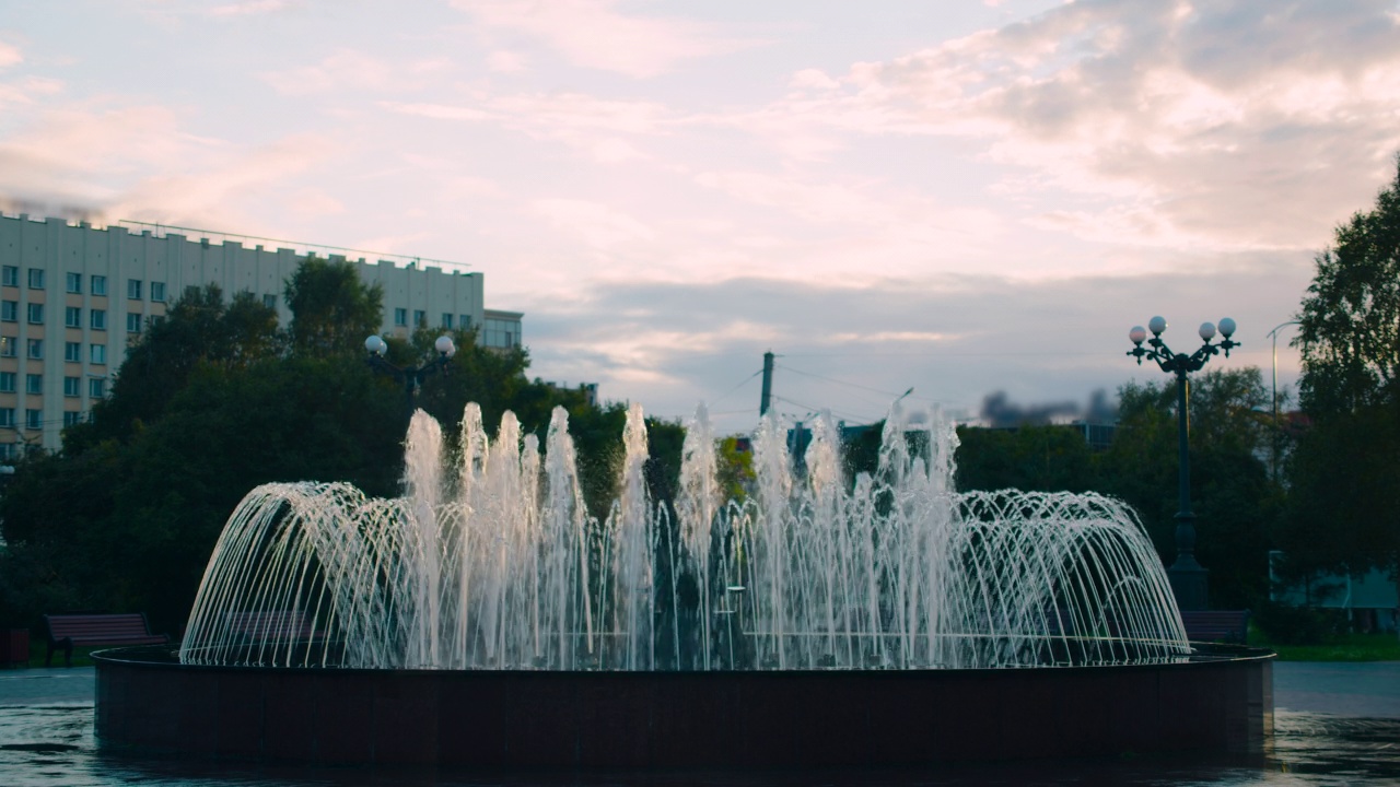 在夏夜城市的喷泉中，喷涌而出的水柱视频素材
