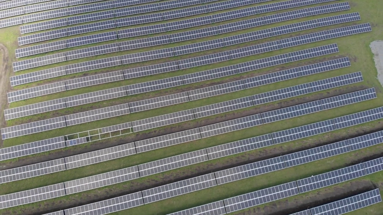 生态太阳能电站面板在绿色的田野。视频下载