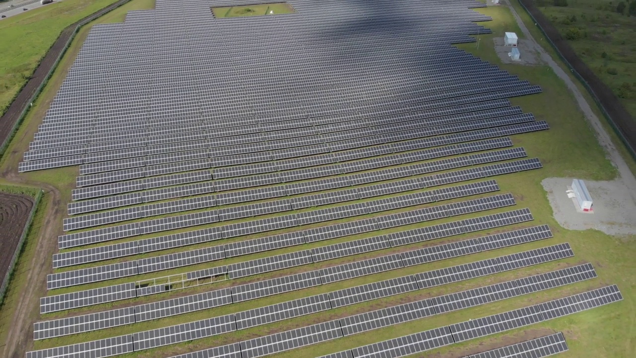 生态太阳能电站面板在绿色的田野。视频下载