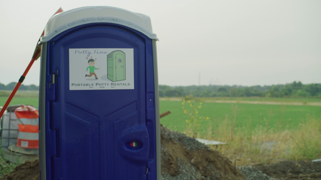 建筑工地的流动厕所上贴有虚构的公司标志。视频下载