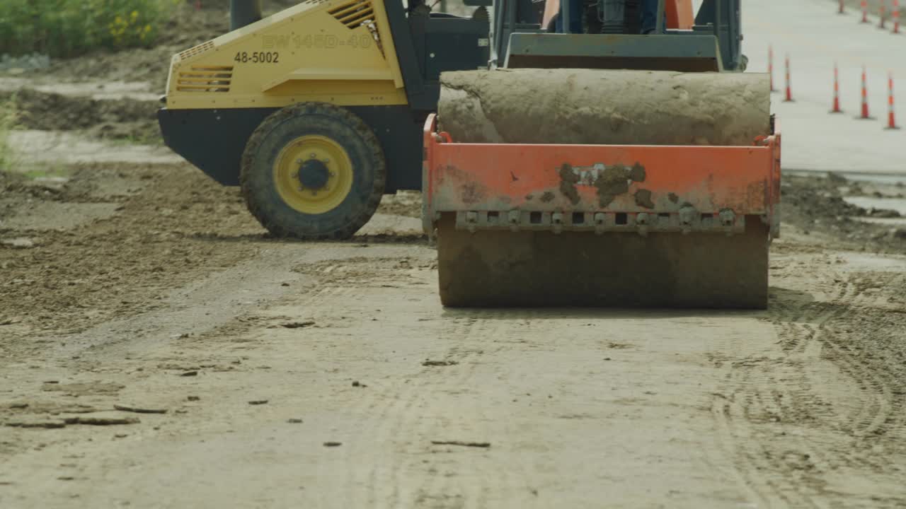 压路机在公路施工现场把土坯包装好，准备浇筑混凝土或沥青。视频下载