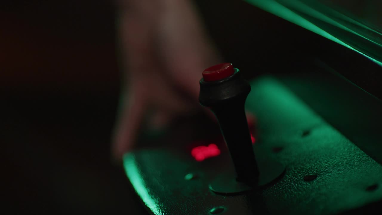 手操作一个投币操作的自动贩卖机爪游戏。视频下载