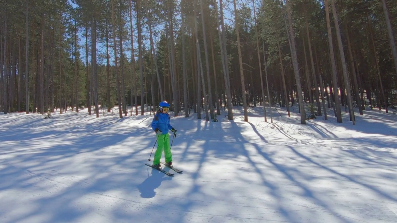 小女孩学习滑雪运动视频素材