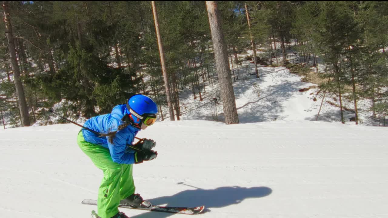 小女孩学习滑雪运动视频下载