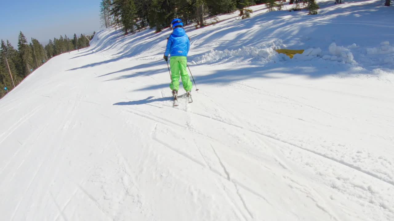 小女孩学习滑雪运动视频下载