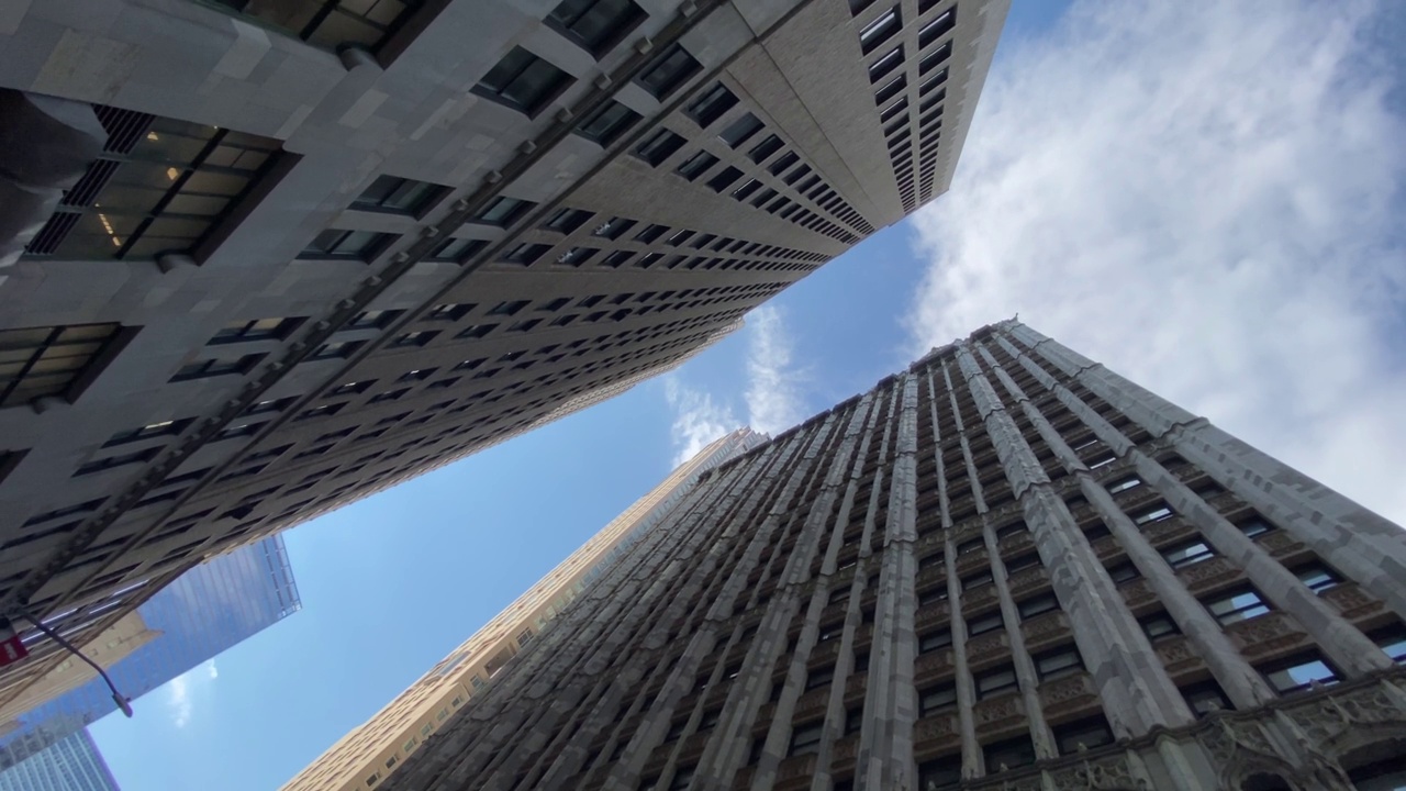 建筑建筑摩天大楼在纽约曼哈顿在白天与全景国际大都市概念的广角镜头的观点视频下载