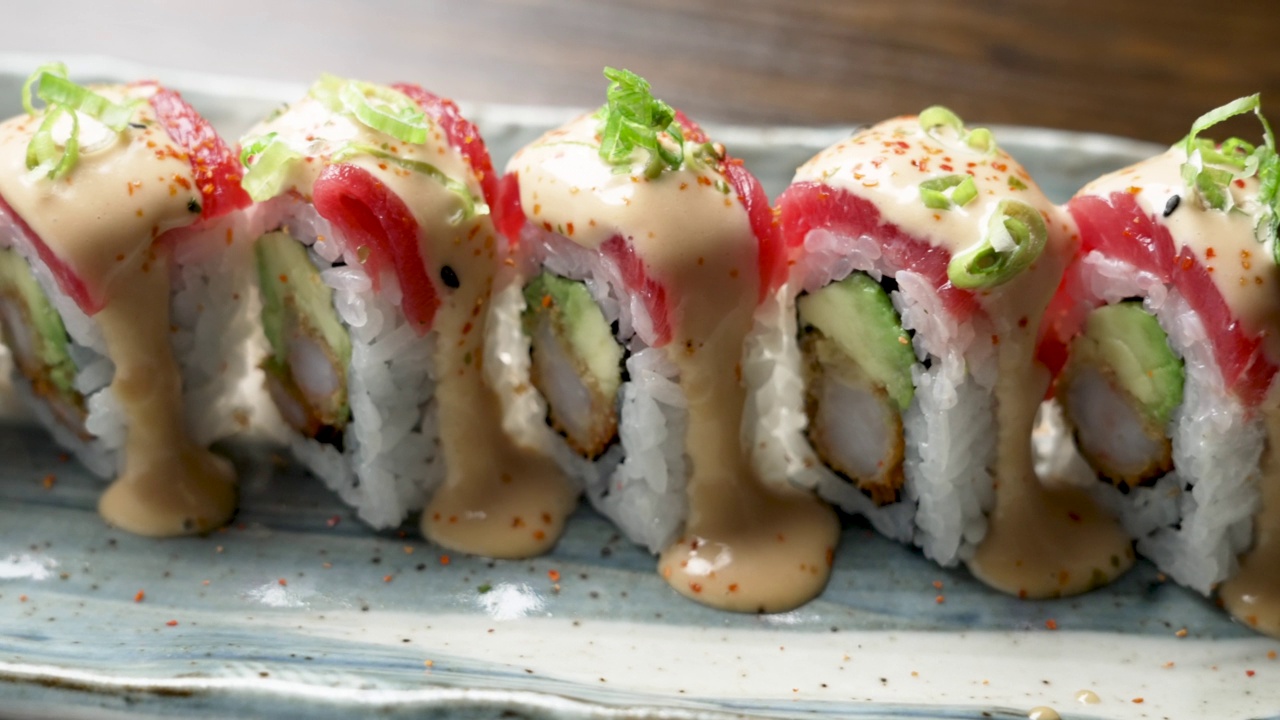 寿司卷:脆皮虾，鳄梨配金枪鱼，醋比沙多酱汁，togarashi，葱视频下载