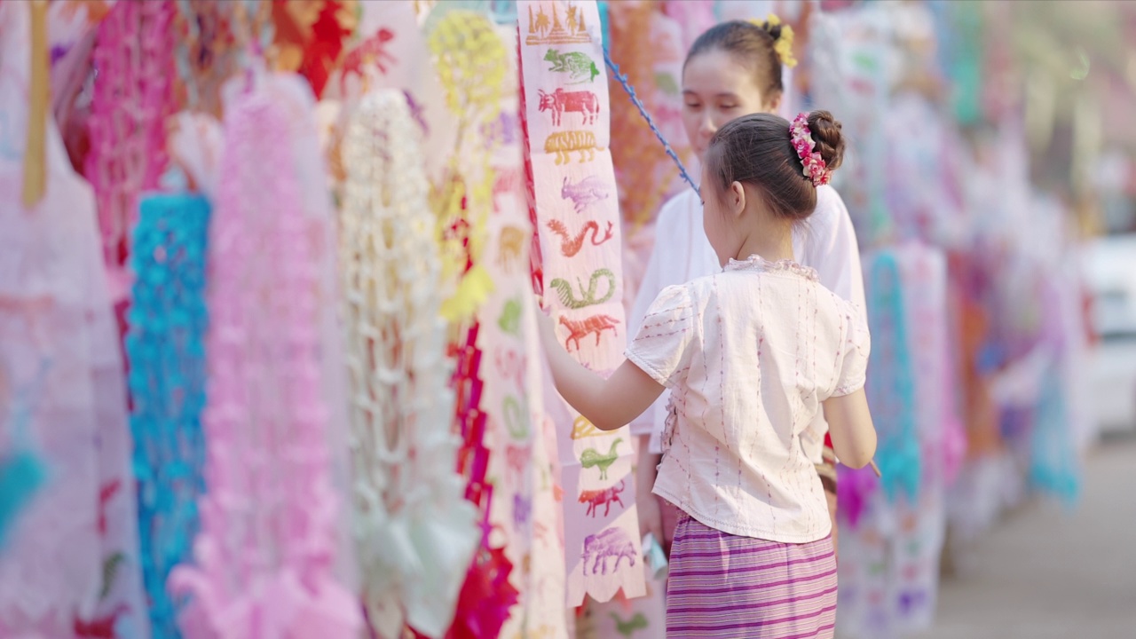 在泰国清迈的Loi Krathong节上穿着传统泰国服装的亚洲女孩视频素材