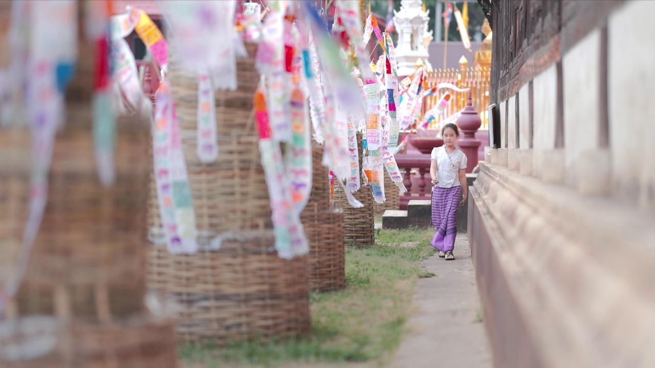 在泰国清迈的Loi Krathong节上穿着传统泰国服装的亚洲女孩视频素材