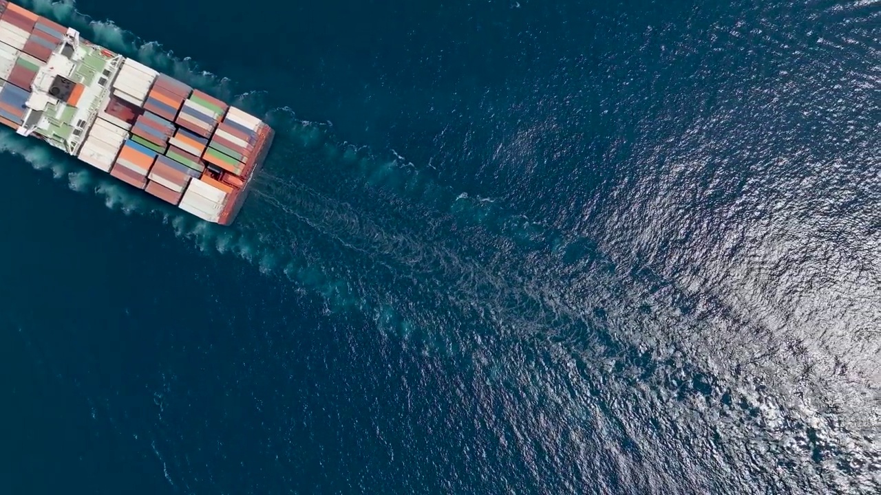 一艘大型集装箱货船的高空俯视图视频素材