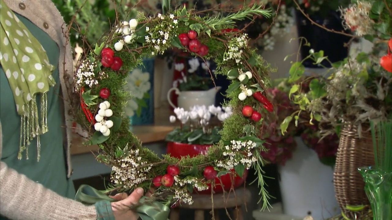英国，自制的圣诞花环在镜头前亮相视频下载