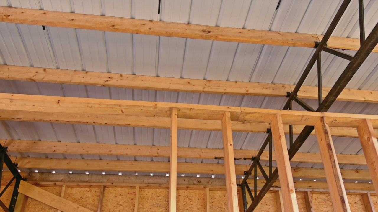 在一个金属框架仓库，屋顶覆盖着金属制成的屋顶板视频下载