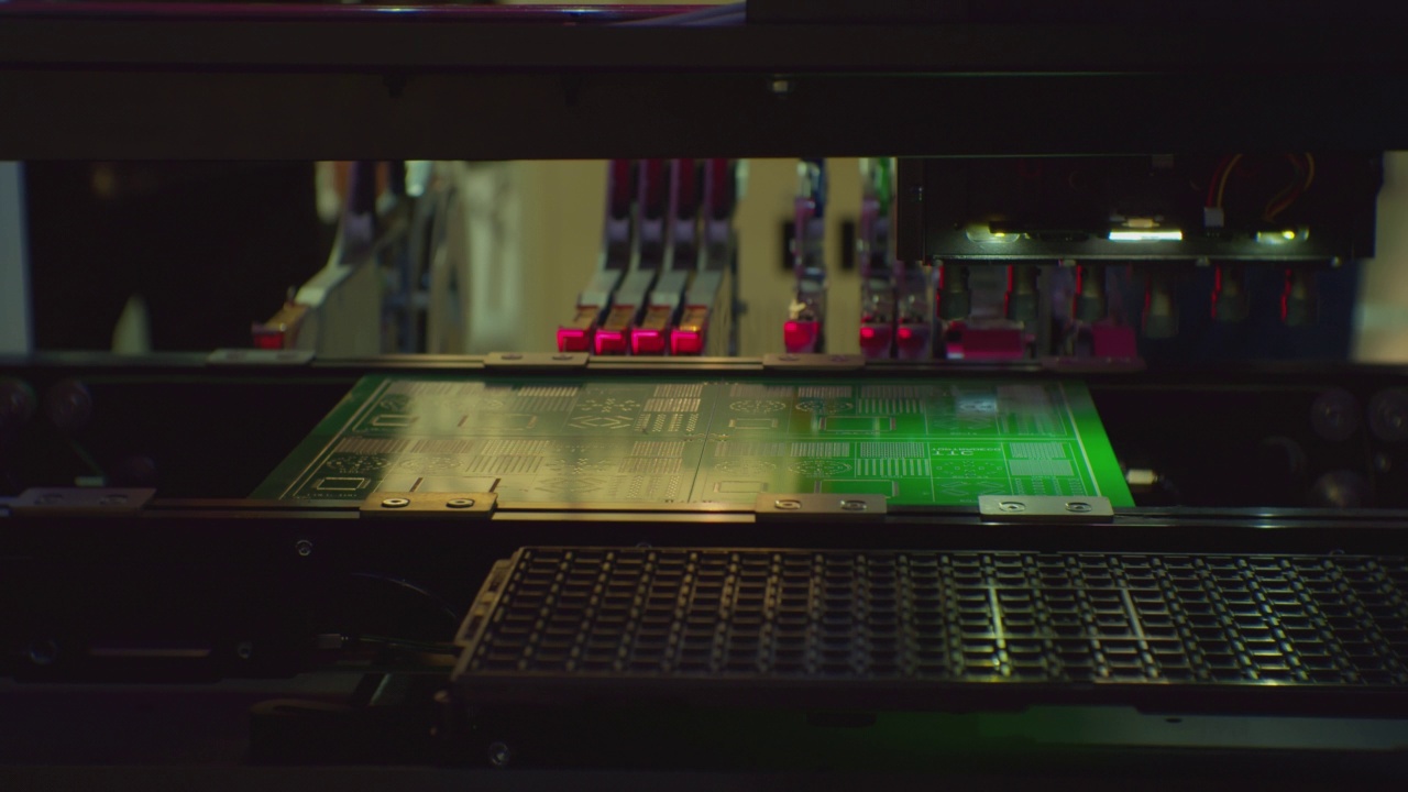 用于生产微电子印刷微电路的照明精美的工作工业设备。特写镜头生产过程视频素材