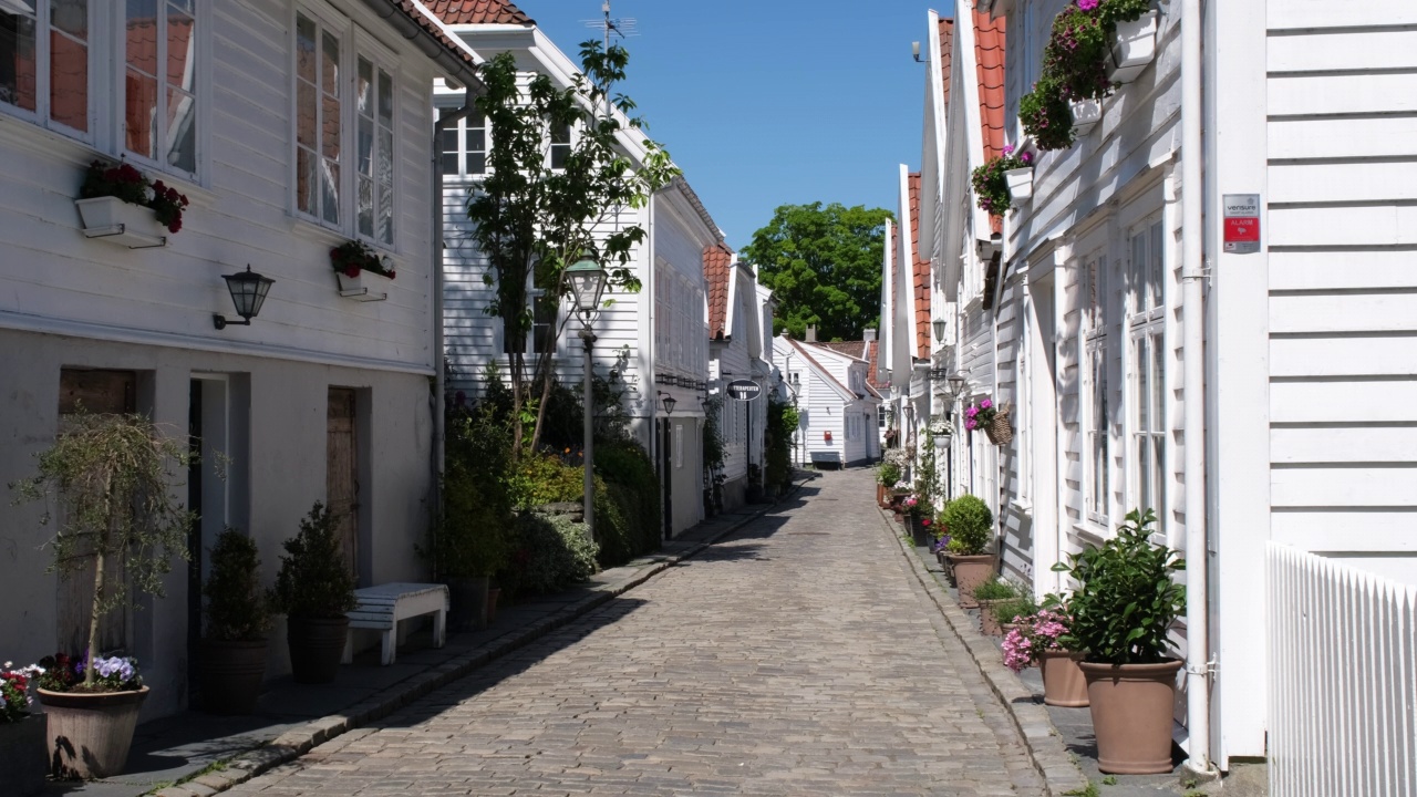 挪威斯塔万格。在一个阳光明媚的春日，老城的街景。罗格兰的Gamle Stavanger，有传统白色木屋的街道。鹅卵石路。4K超高清59,94fps ProRes 422 HQ 10位视频素材