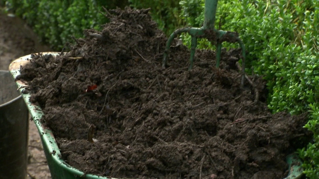 英国正在使用的花园堆肥视频素材
