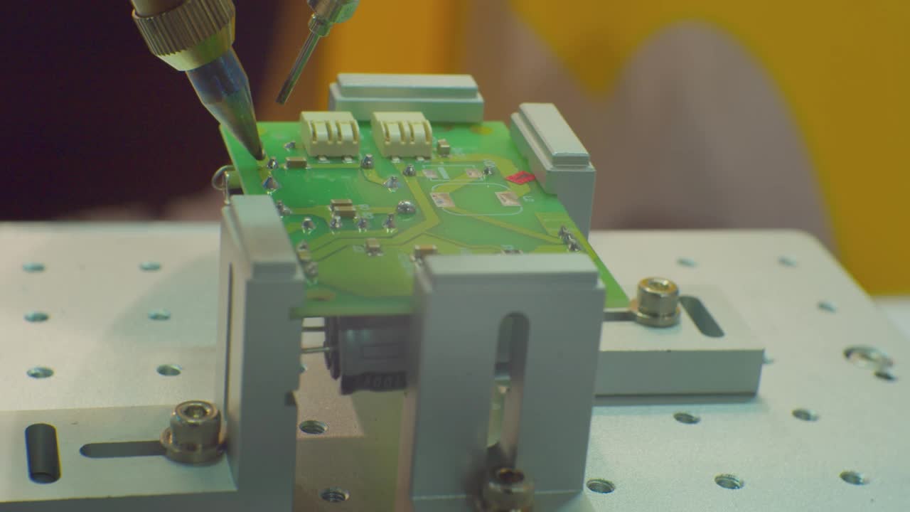 现代技术。用于生产电子印刷电路板的工作设备。特写镜头视频素材