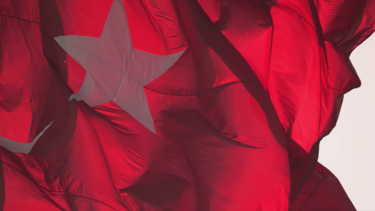 土耳其国旗在慢动作中飘扬视频素材