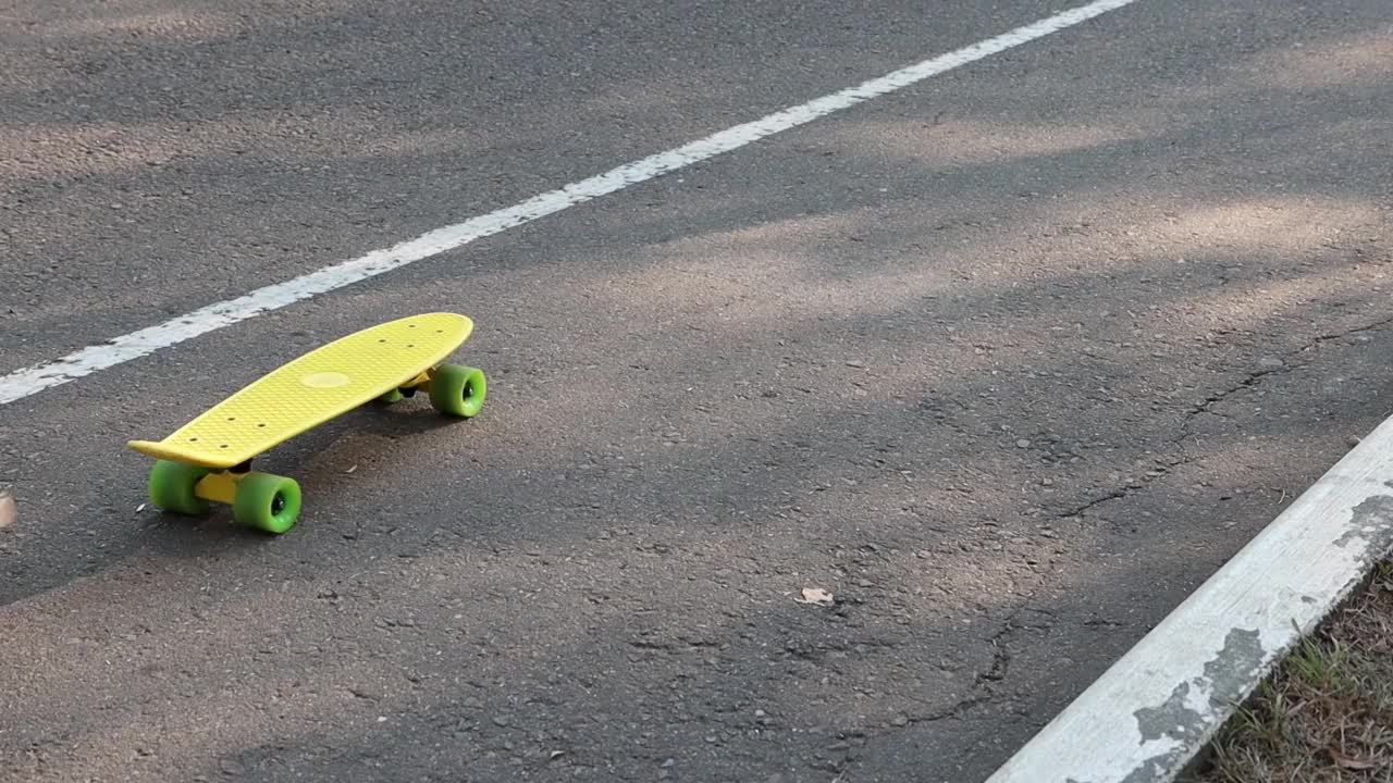 塑料滑板在柏油路上滑行视频素材