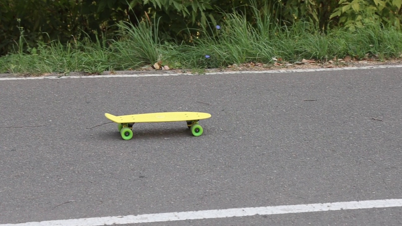 空滑板-青少年滑板运动巡逻艇视频素材