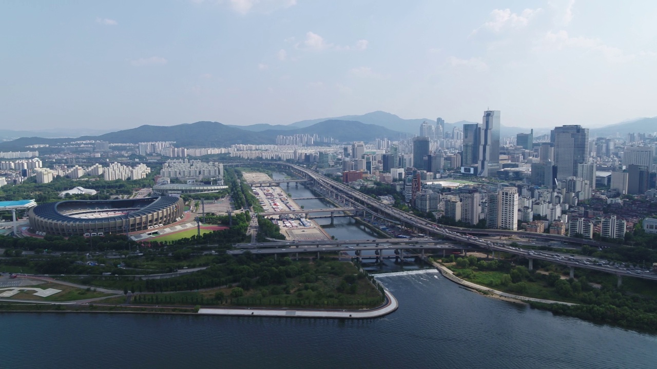 韩国首尔松坡区和江南区檀川川附近的清潭大桥和奥林匹克高速公路上行驶的汽车视频下载