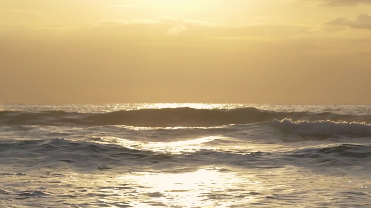 海浪在早晨的阳光下拍打海岸视频下载