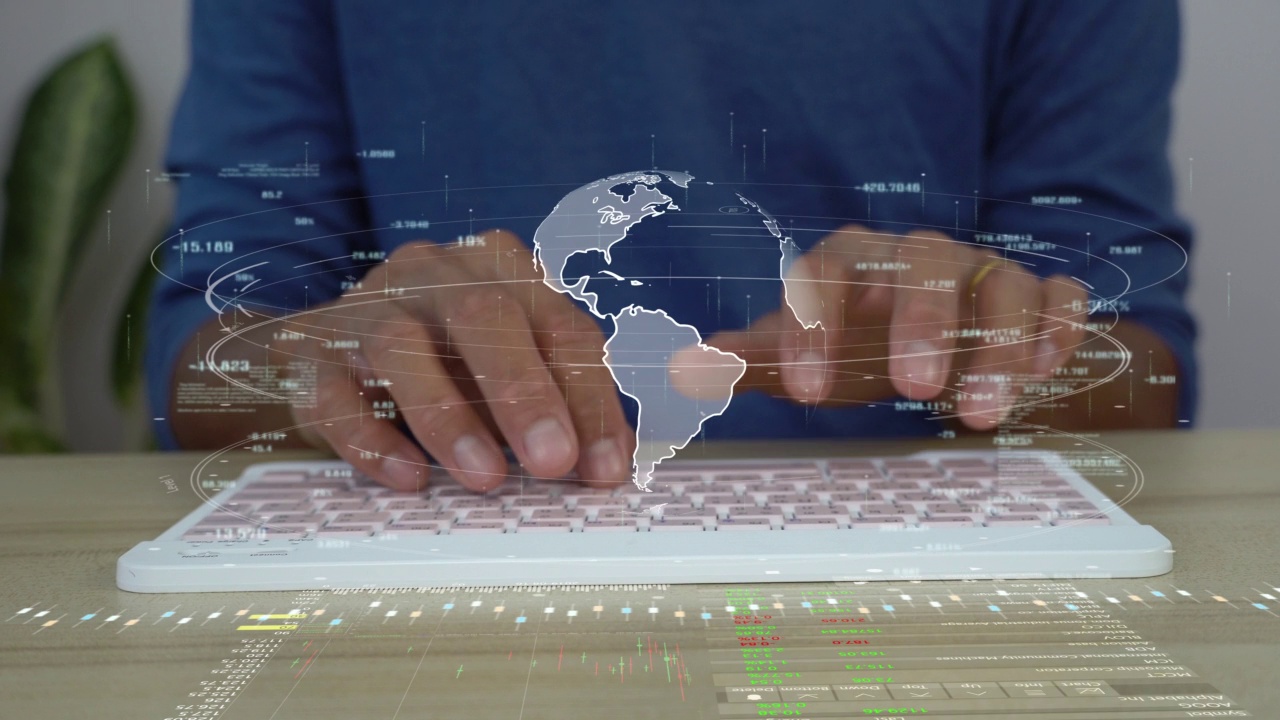 一名男子使用计算机连接到云计算数据全息图。业务数字背景。视频下载