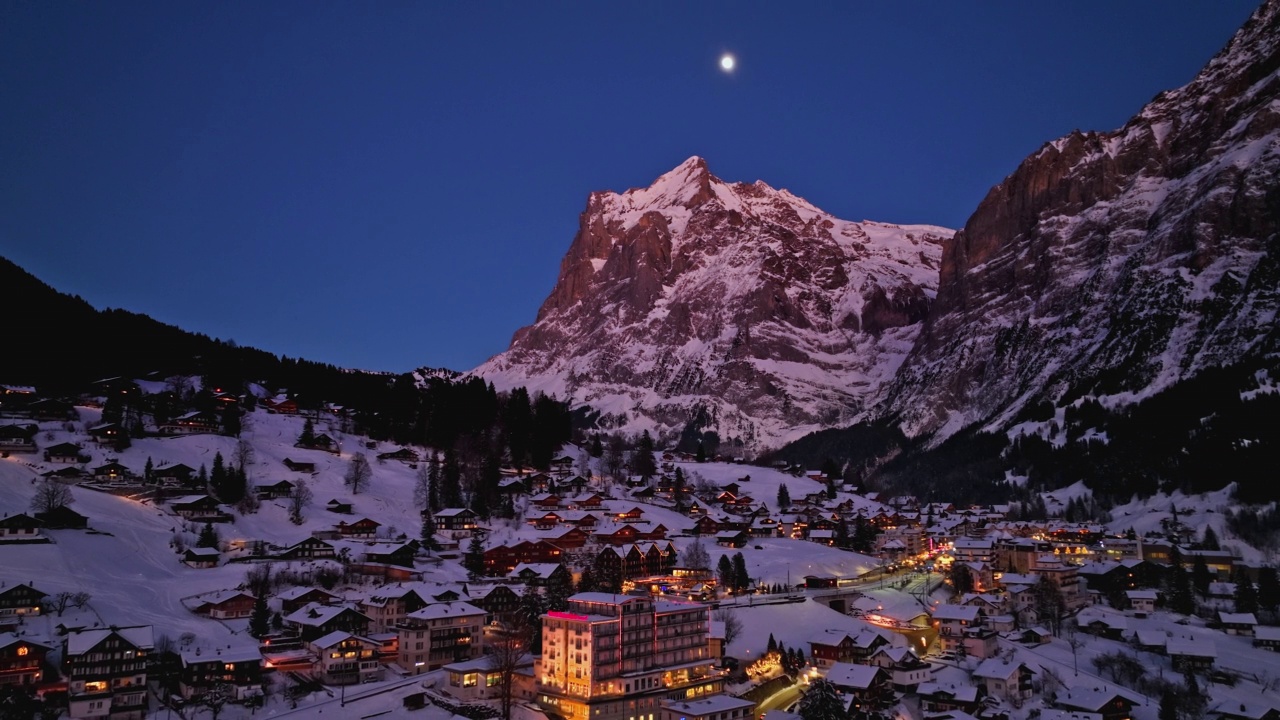 航拍的农舍小屋在Murren村在冬夜在瑞士视频素材