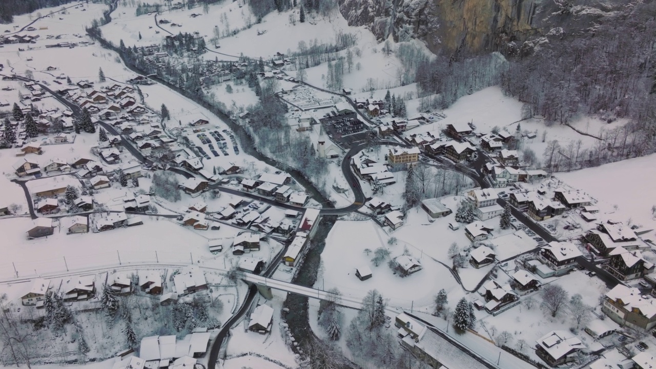 空中拍摄的Lauterbrunnen村在下雪的冬天。茵特拉肯,瑞士。视频素材