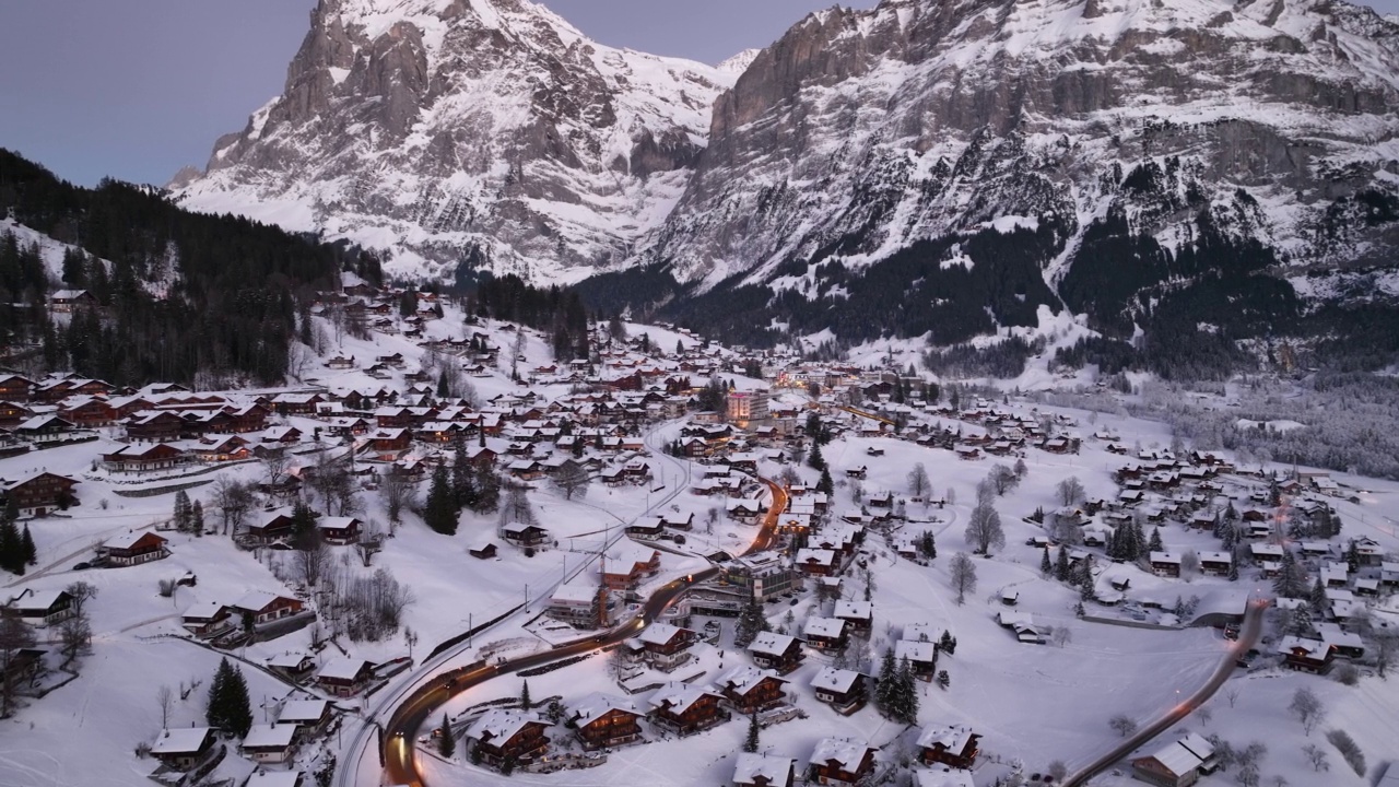 航拍的农舍小屋在Murren村在冬夜在瑞士视频素材