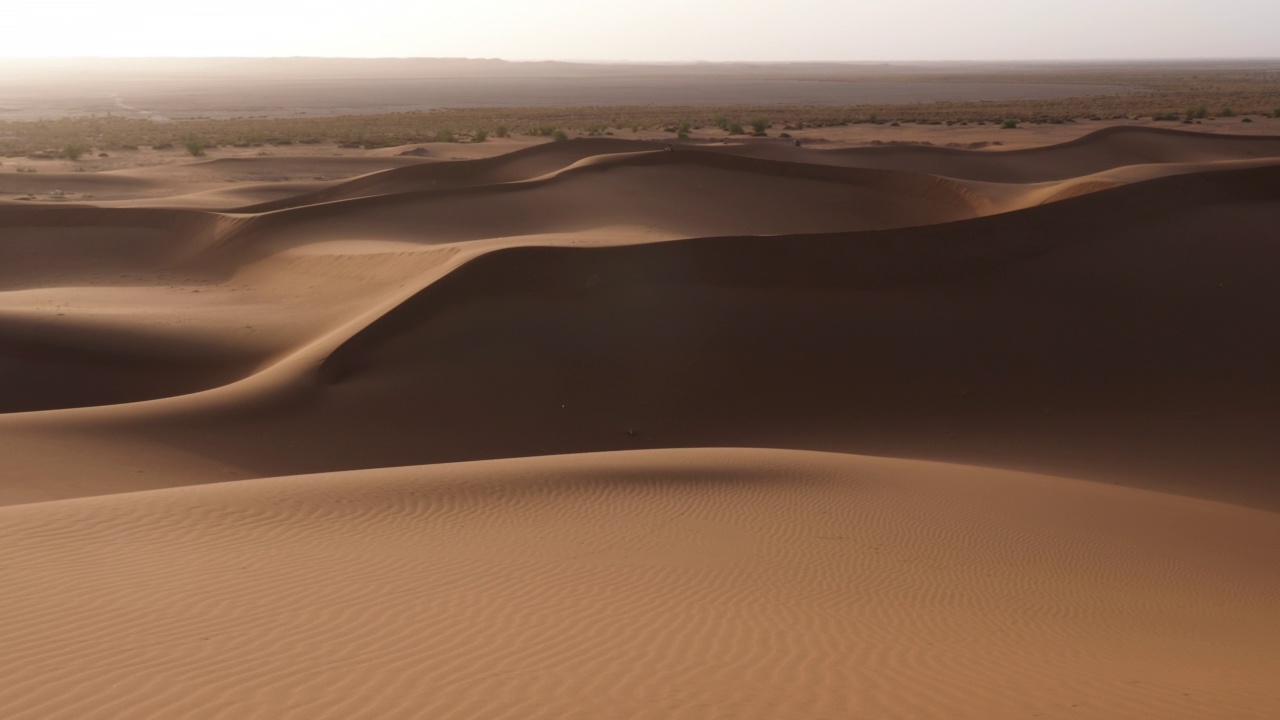 日出时的撒哈拉沙漠沙丘景观，Mhamid, Erg Chigaga，摩洛哥。视频下载