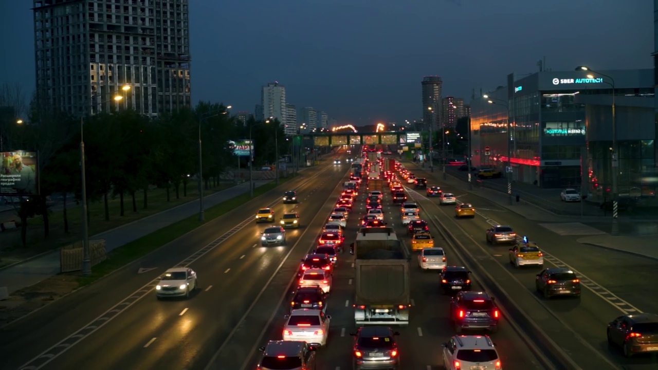 停住的汽车的红色刹车灯。下班后高峰时间交通堵塞。视频素材