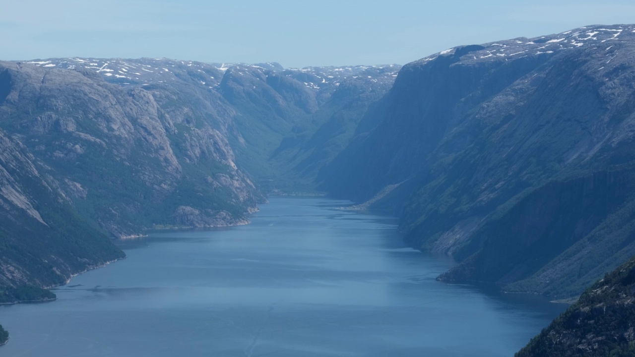 挪威美丽的风景。从布道石讲坛上看吕瑟峡湾的美丽风景。山顶有雪的山。Lysebotn变焦。晴天4K超高清59,94帧ProRes 422 HQ 10位视频下载