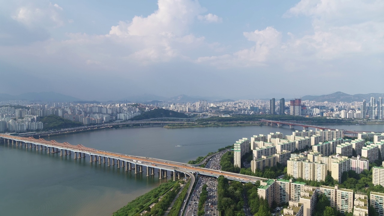 韩国首尔城东区和江南区东河大桥和汉江附近市中心行驶的汽车视频下载