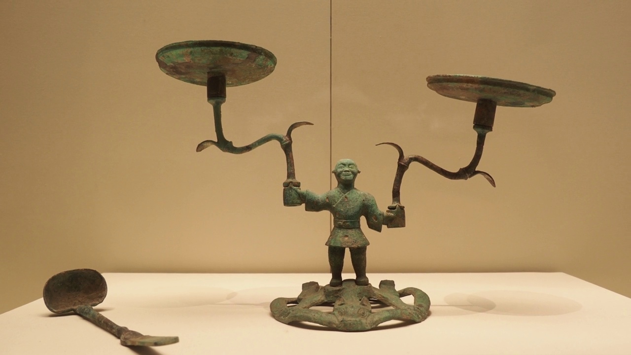 中国古代人形铜灯视频素材