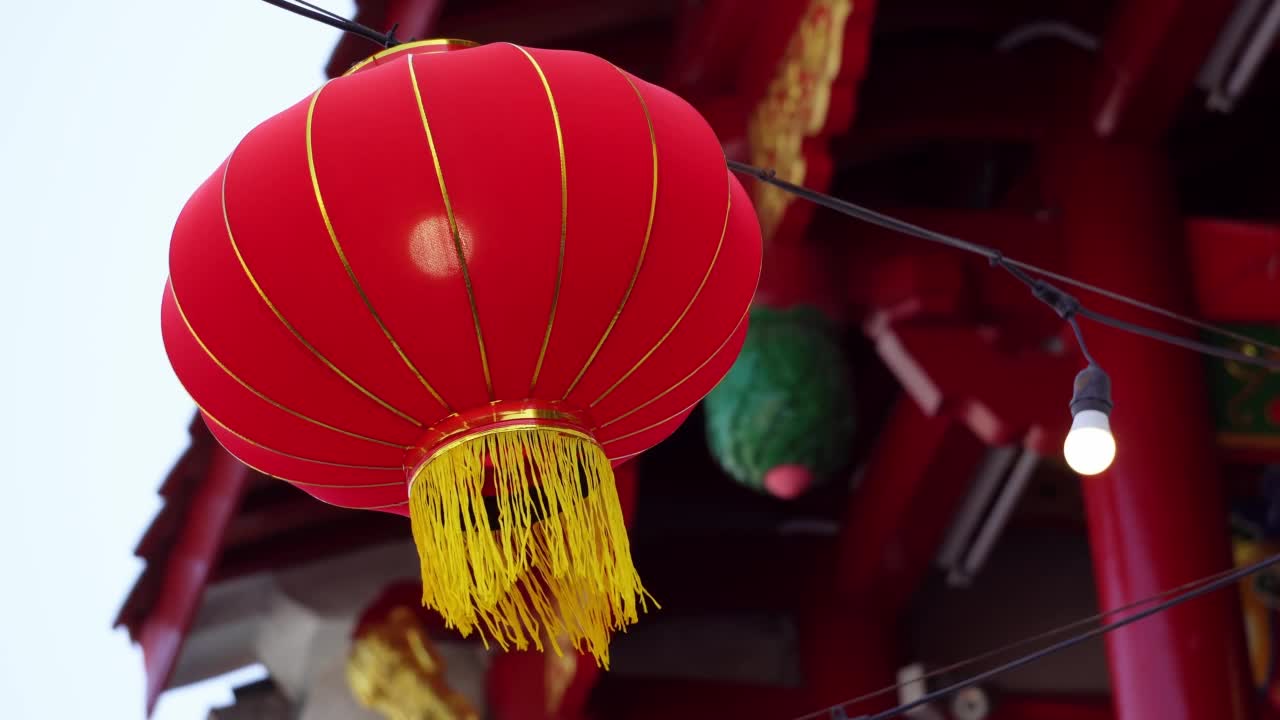 传统建筑附近的红色中国灯笼视频素材