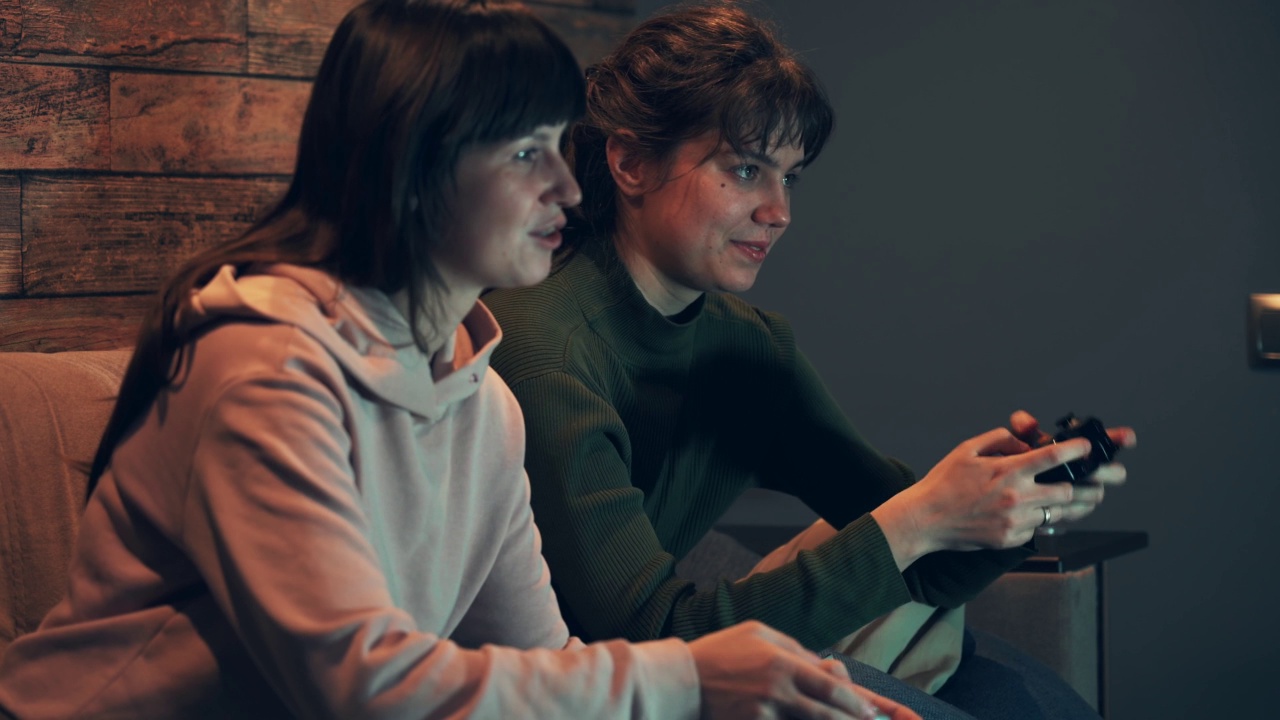 两个年轻女子在玩游戏机游戏视频素材