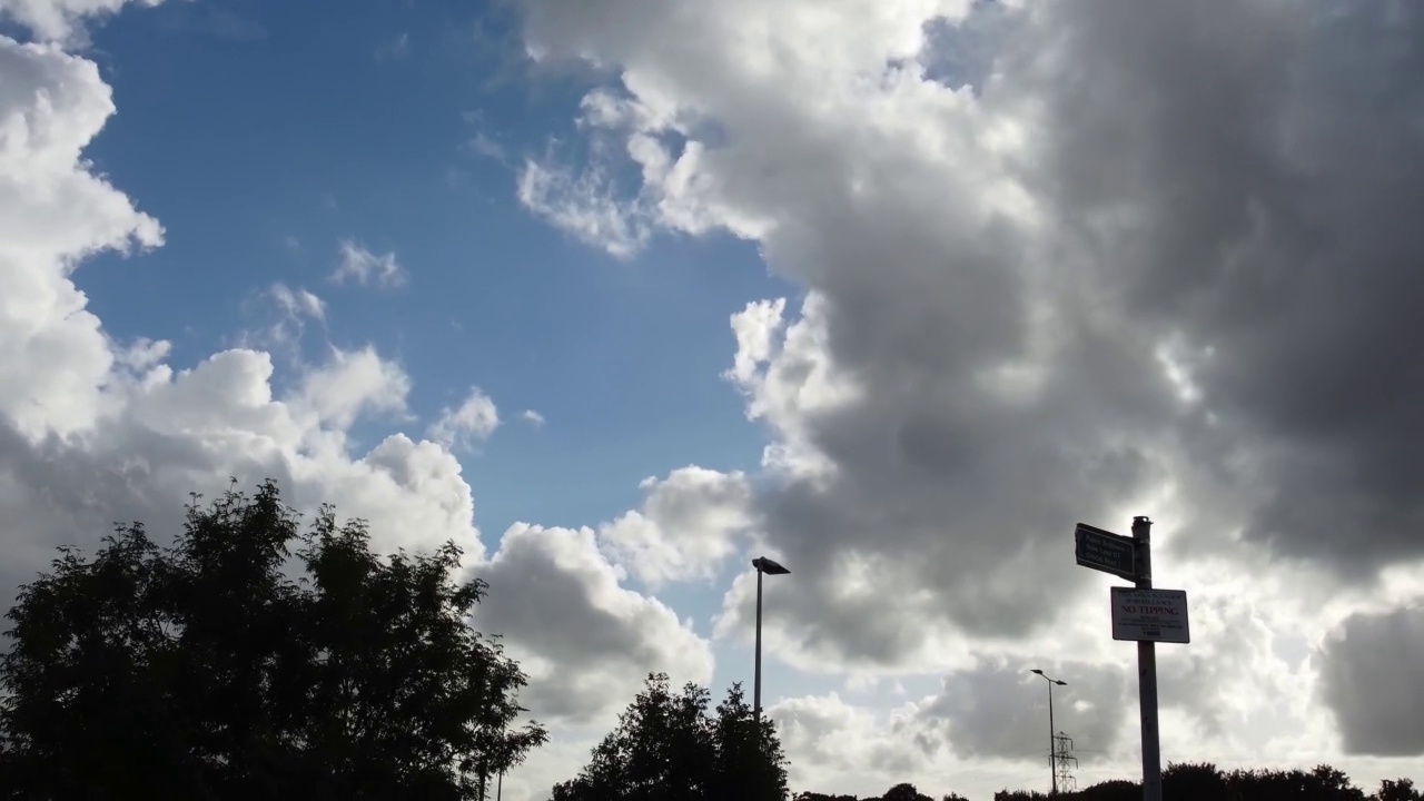 英国圣奥尔本斯的英国小镇在下午快速移动的云视频素材