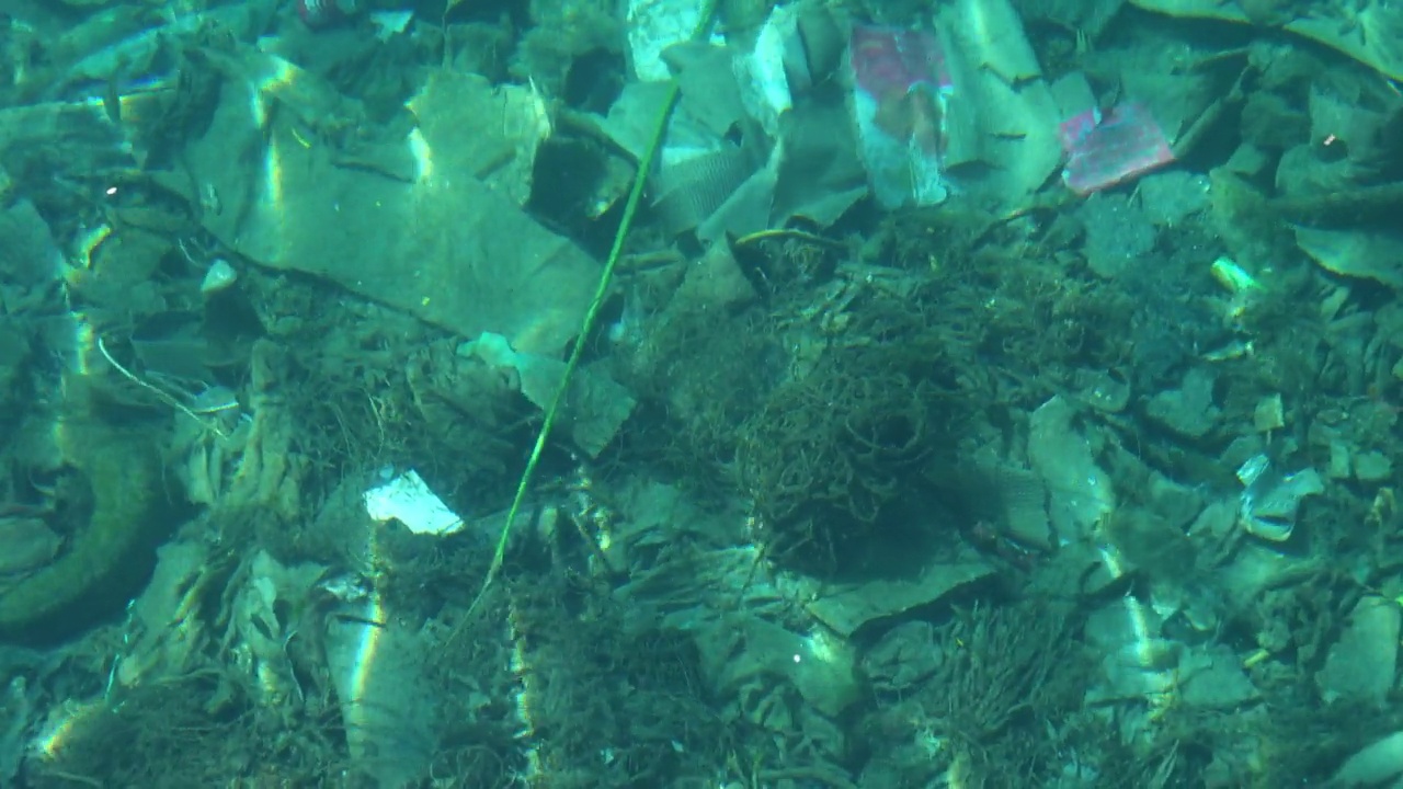 被污染的水中的海洋垃圾。海底和水下表面的垃圾和塑料视频素材