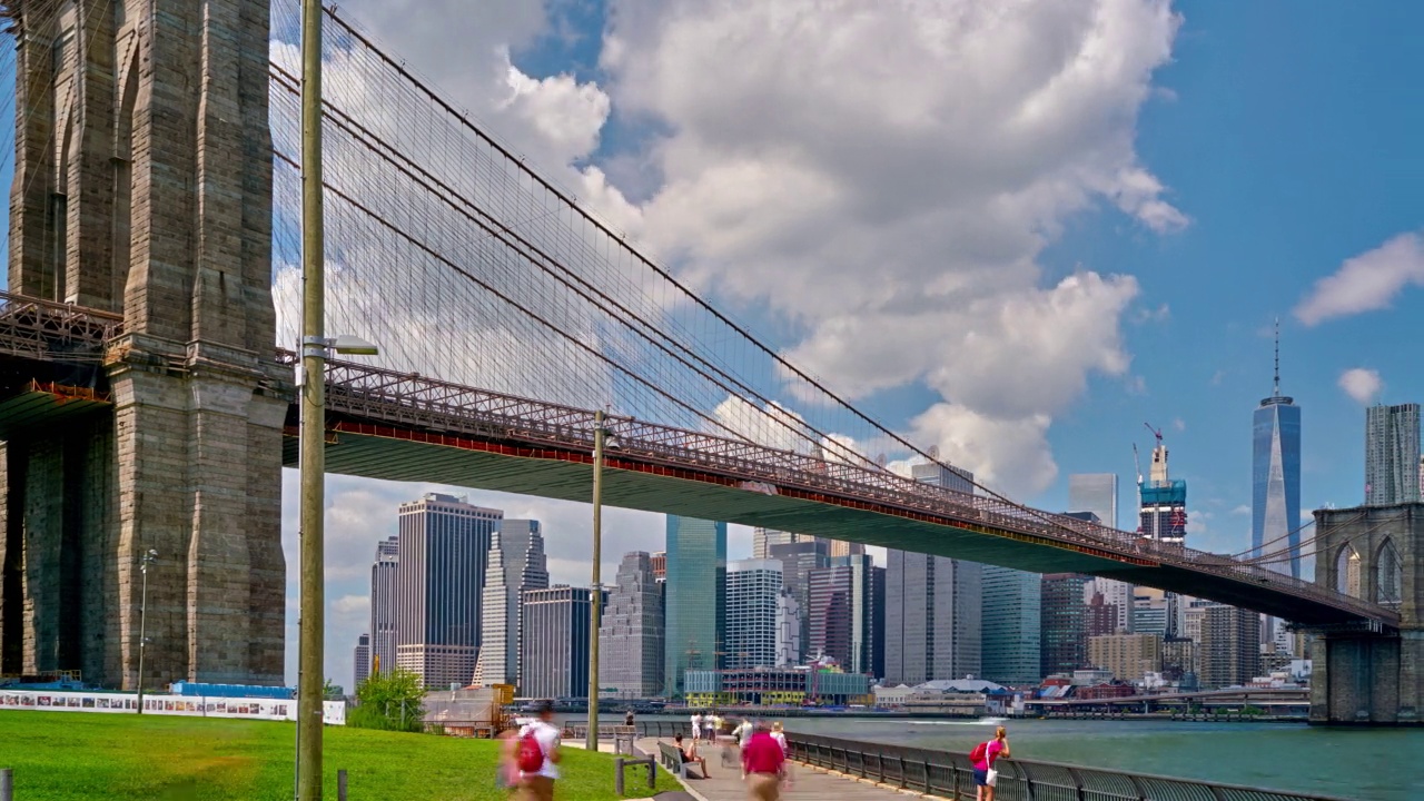 布鲁克林大桥和曼哈顿商业区。视频素材