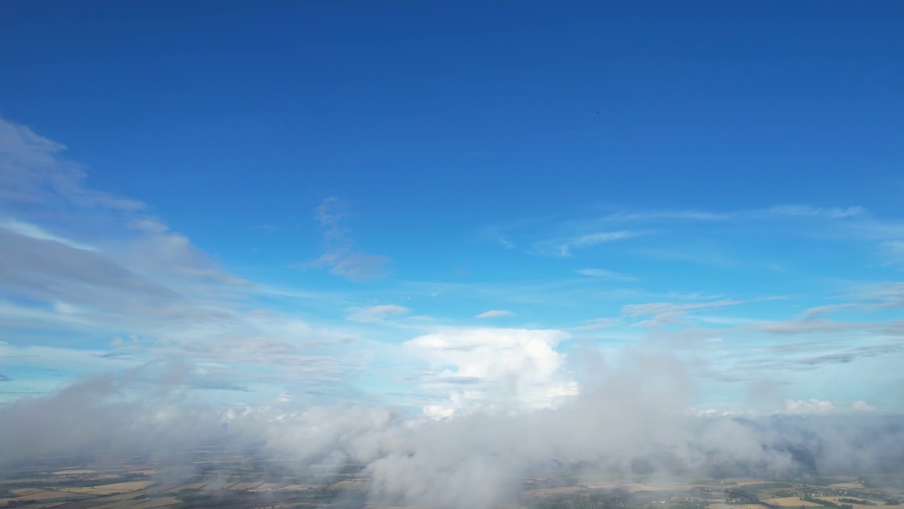 蓝天上快速移动的云视频素材