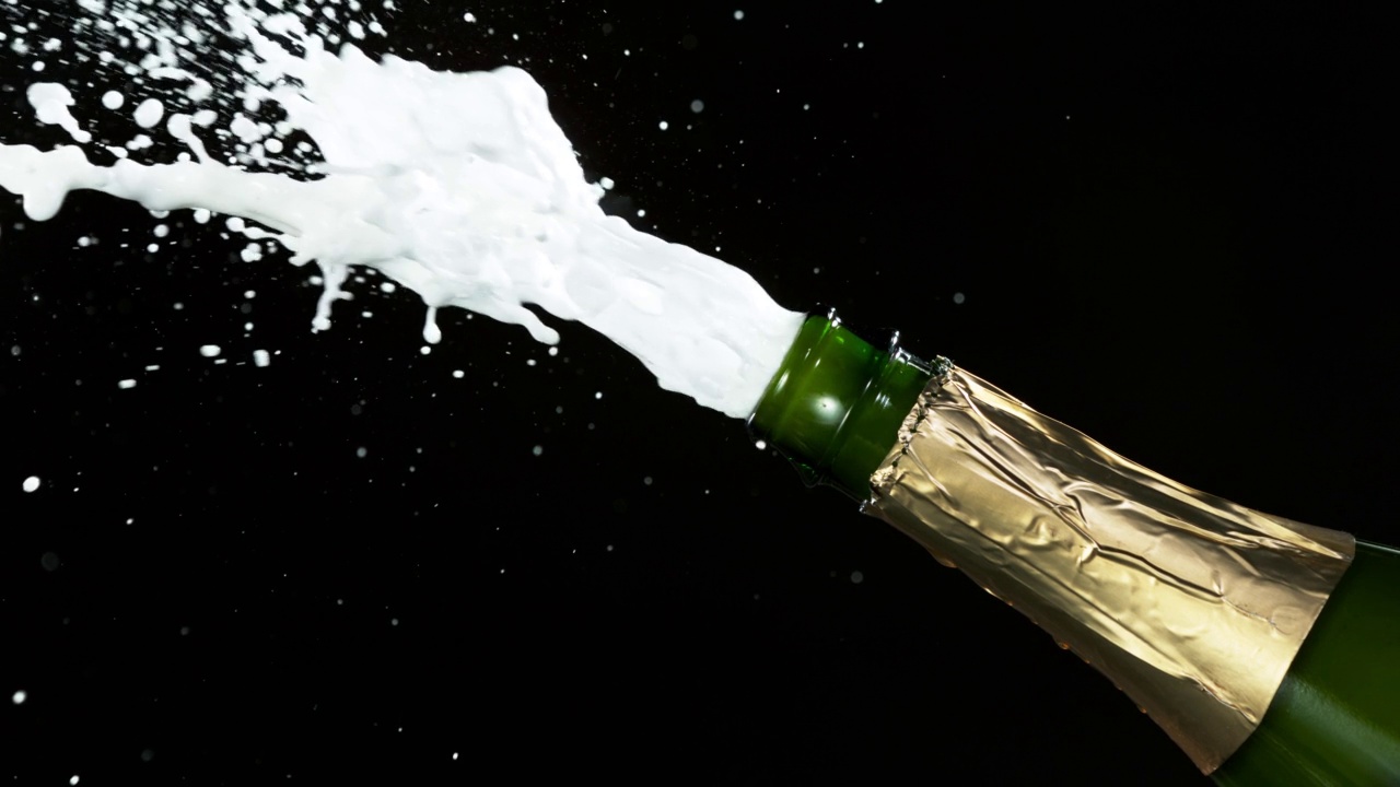 超慢动作的香槟爆炸，打开香槟瓶的特写。视频下载