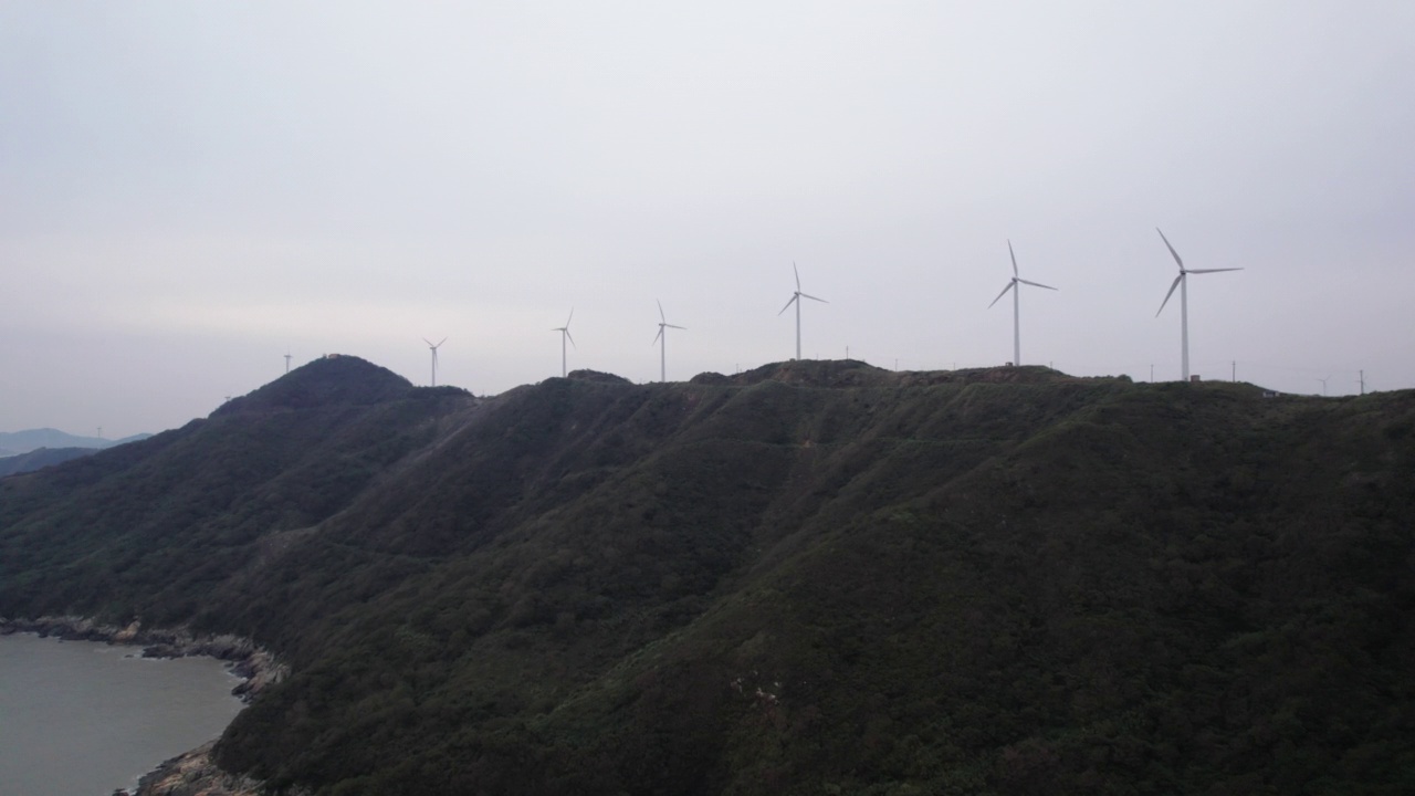 山脊上的风力发电场视频下载